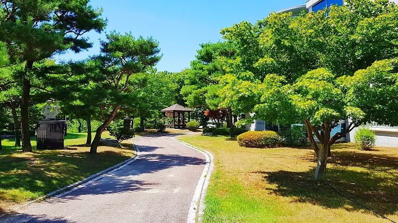 안성자연장 정원 산책로와 정자