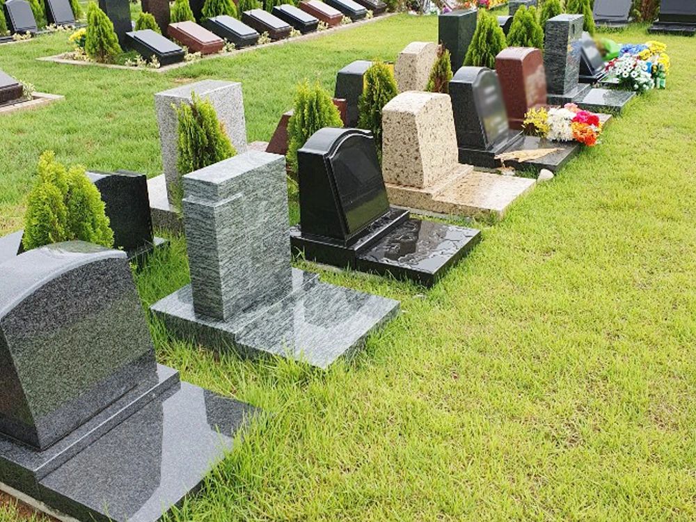 일산추모공원 잔디밭에 정돈된 서양식 석물 묘역