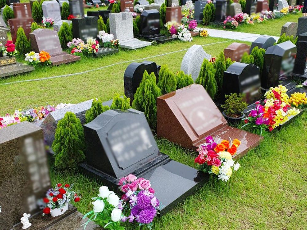 일산추모공원 꽃으로 장식된 잔디밭 속 평장묘역