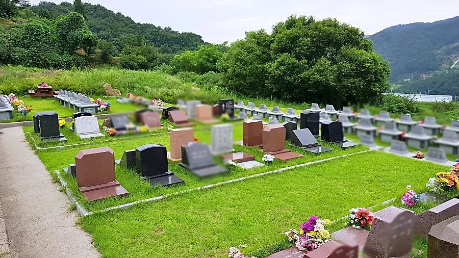 양평추모공원 다양한 석조 묘비 단지